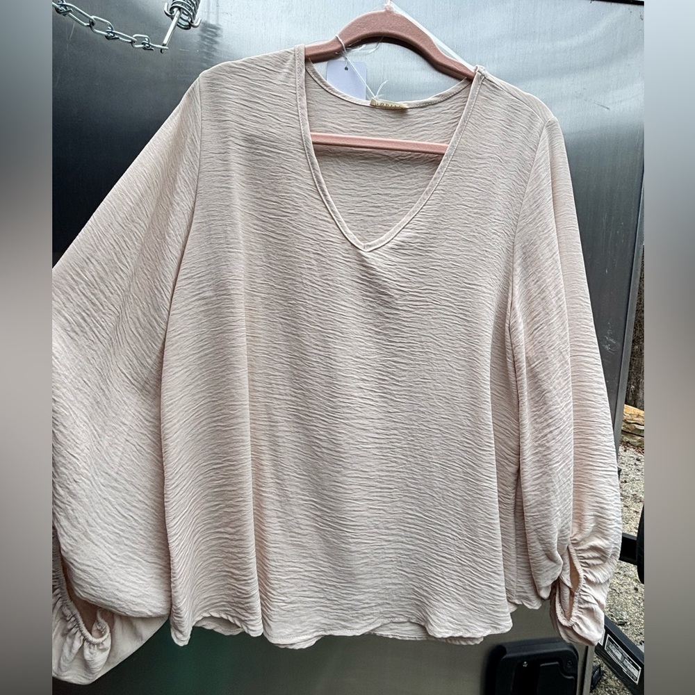 JODIFL Soft Cream V-Neck Blouse with Balloon Sleeves❤️ NWT size small